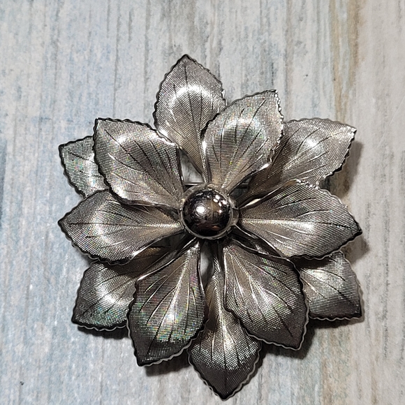 Vintage Flower Brooch and Earrings Set. - Picture 2 of 8